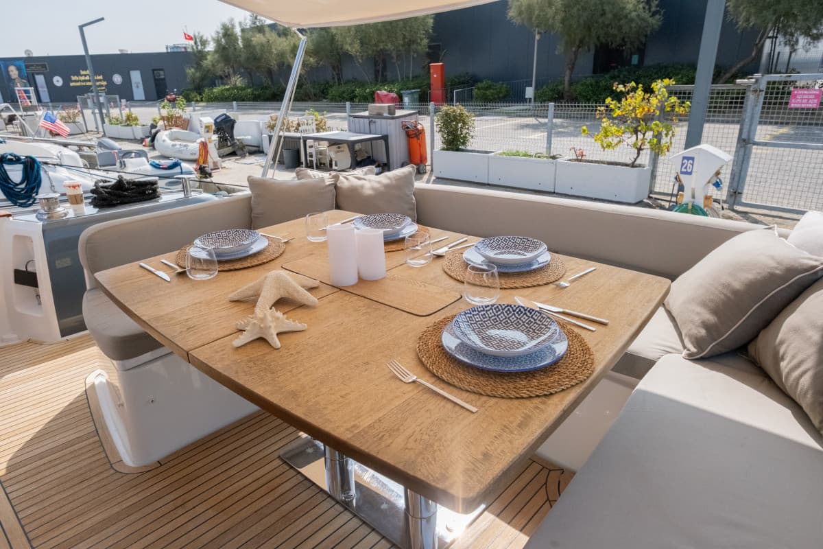 EL JEFE — 2015 Azimut Magellano 53 — photo 4