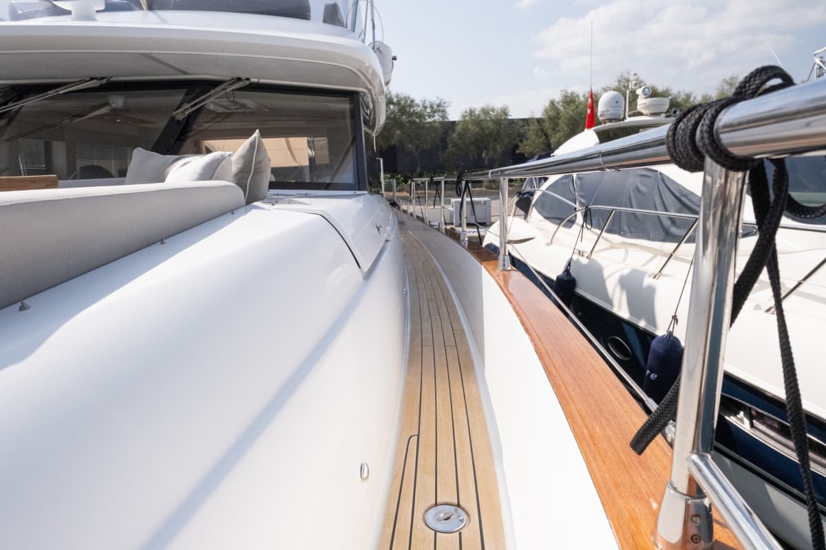 EL JEFE — 2015 Azimut Magellano 53 — photo 5