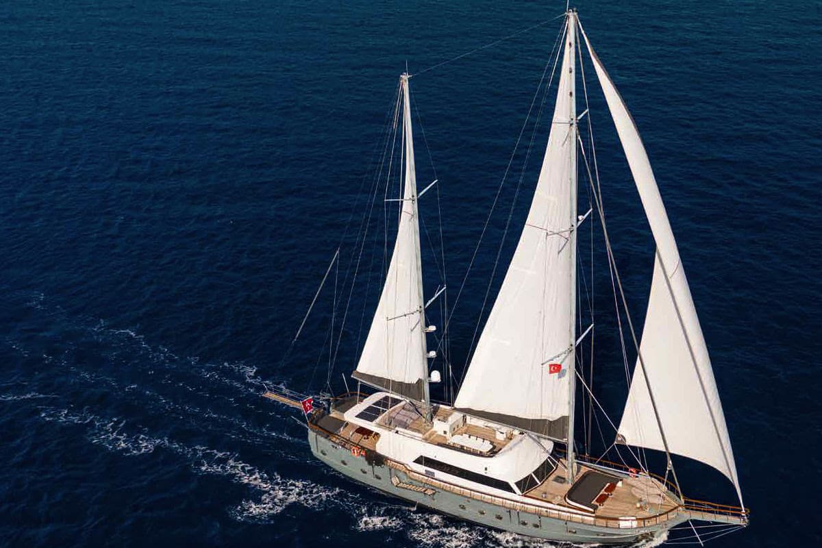 VIRTUOSO — 2017 Custom 35M — photo 3