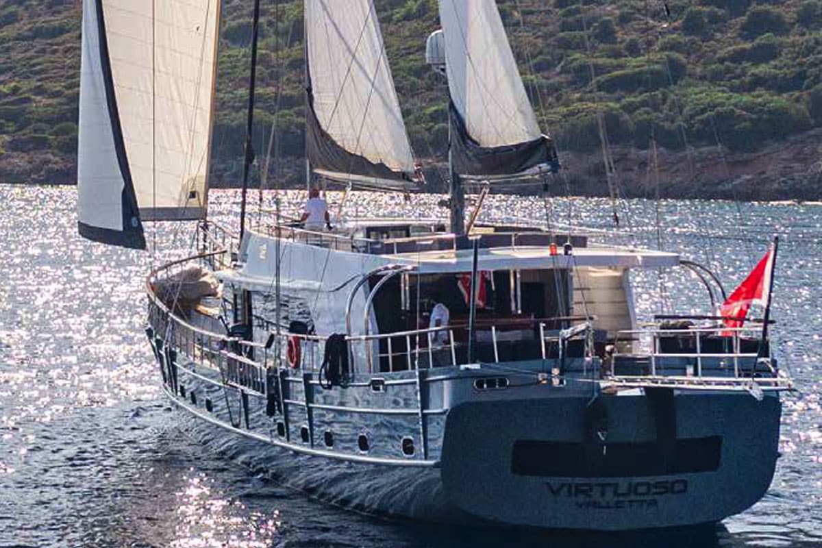 VIRTUOSO — 2017 Custom 35M — photo 4