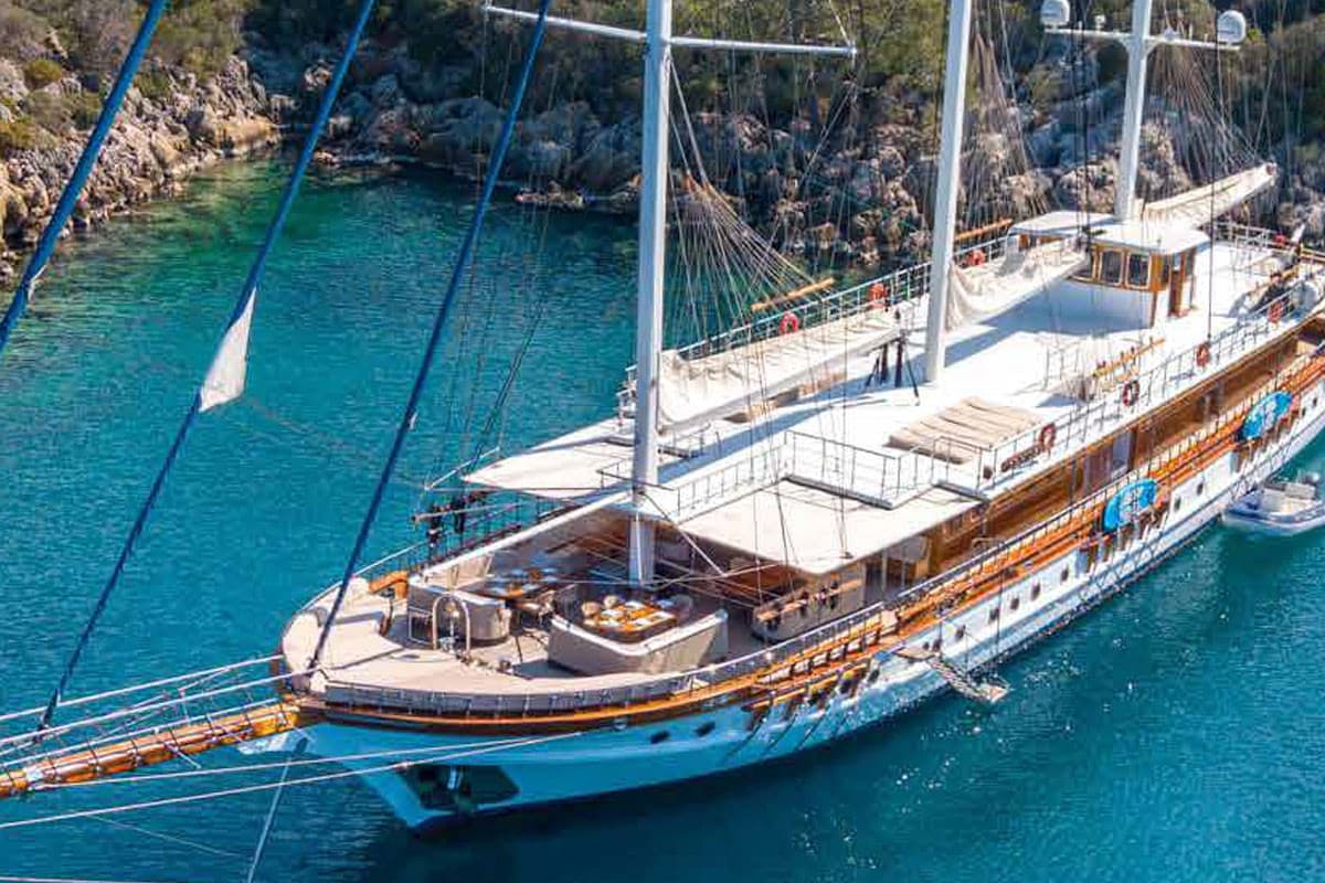 ADMIRAL — 2013 Custom 42M — photo 3