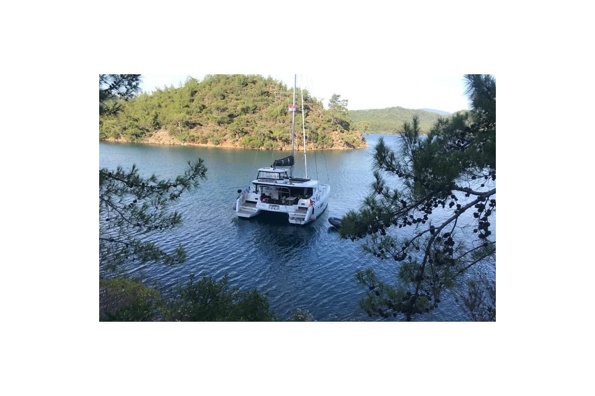 STARZ — 2018 Beneteau Lagoon 42 — photo 3