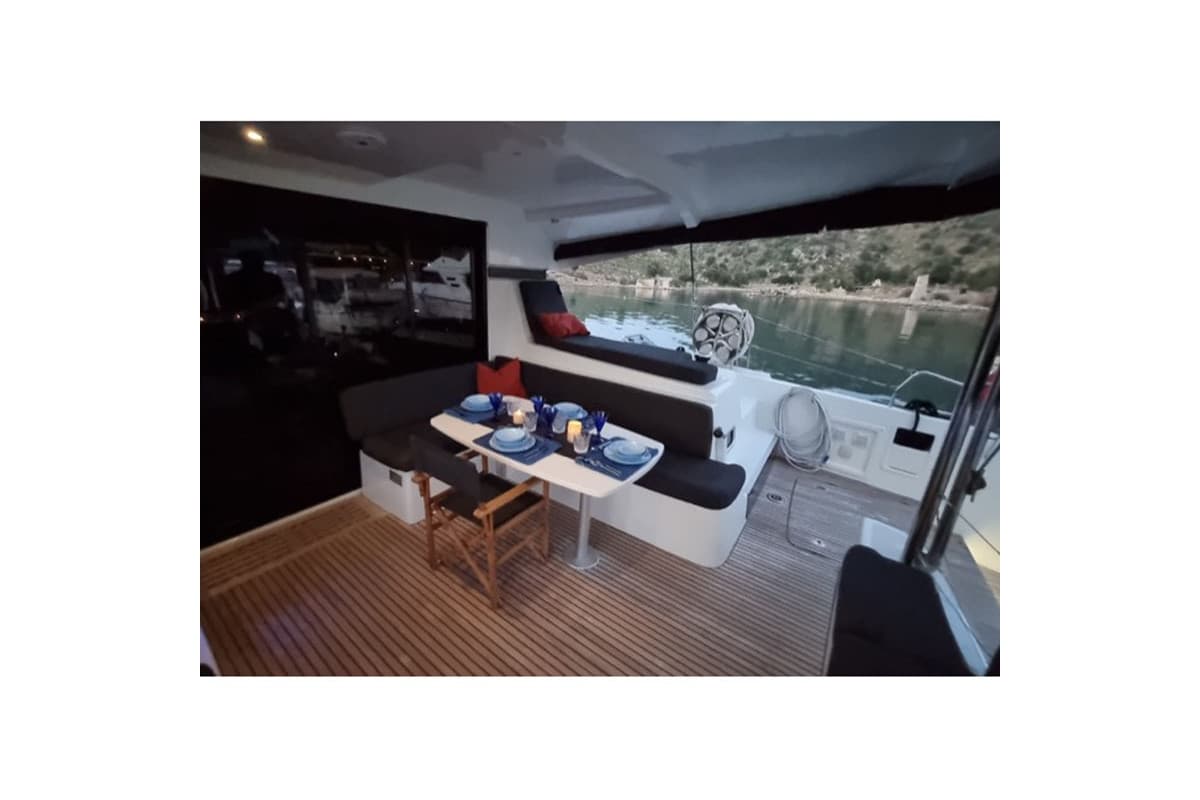 STARZ — 2018 Beneteau Lagoon 42 — photo 4