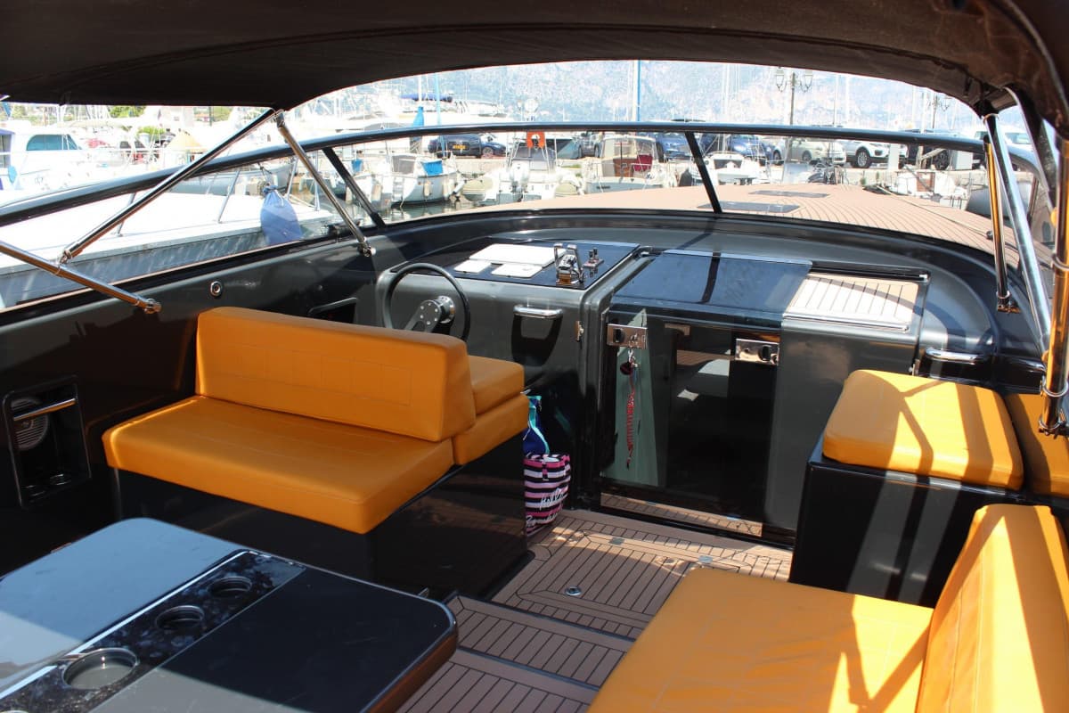 2011 VanDutch 40 — photo 2