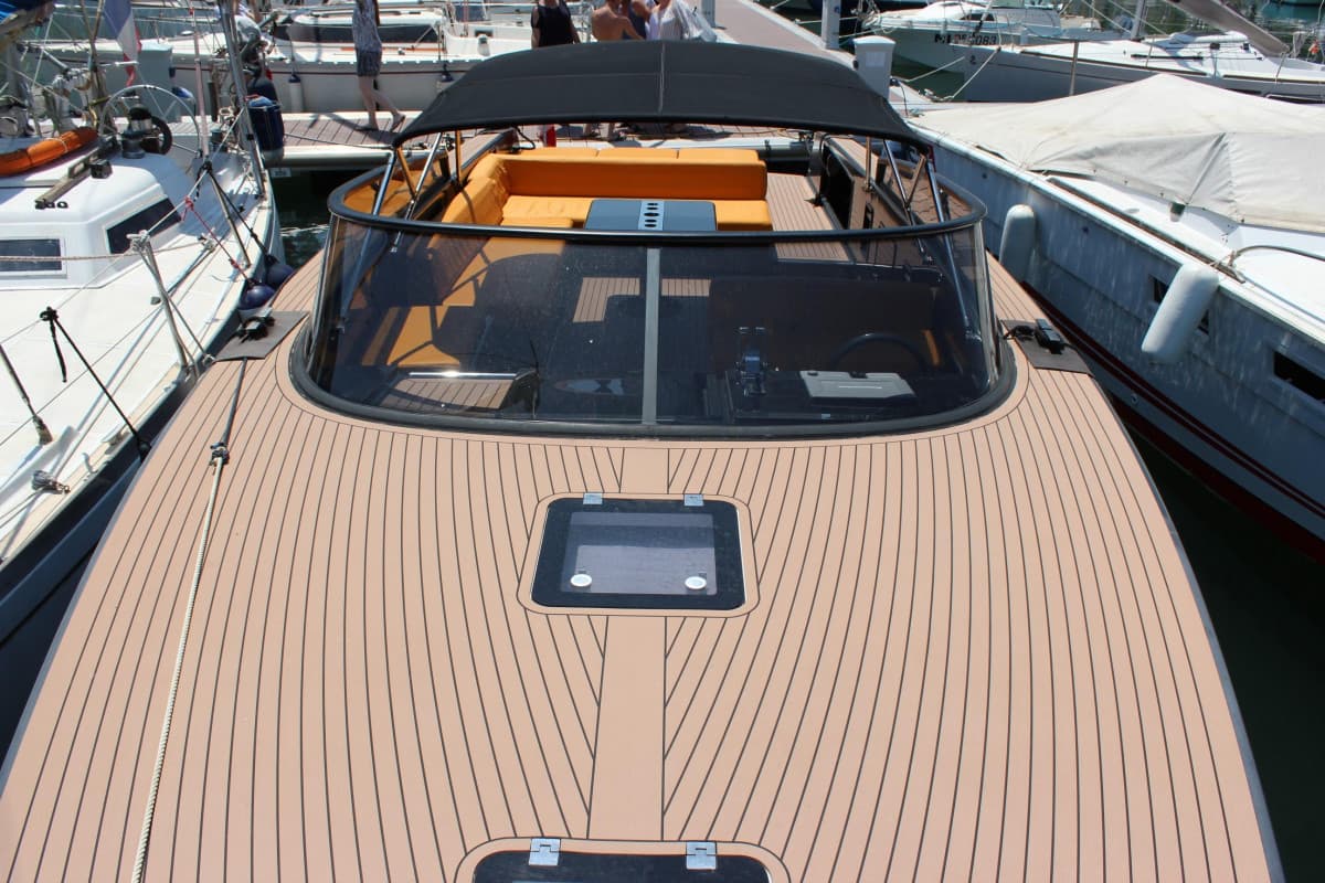 2011 VanDutch 40 — photo 3