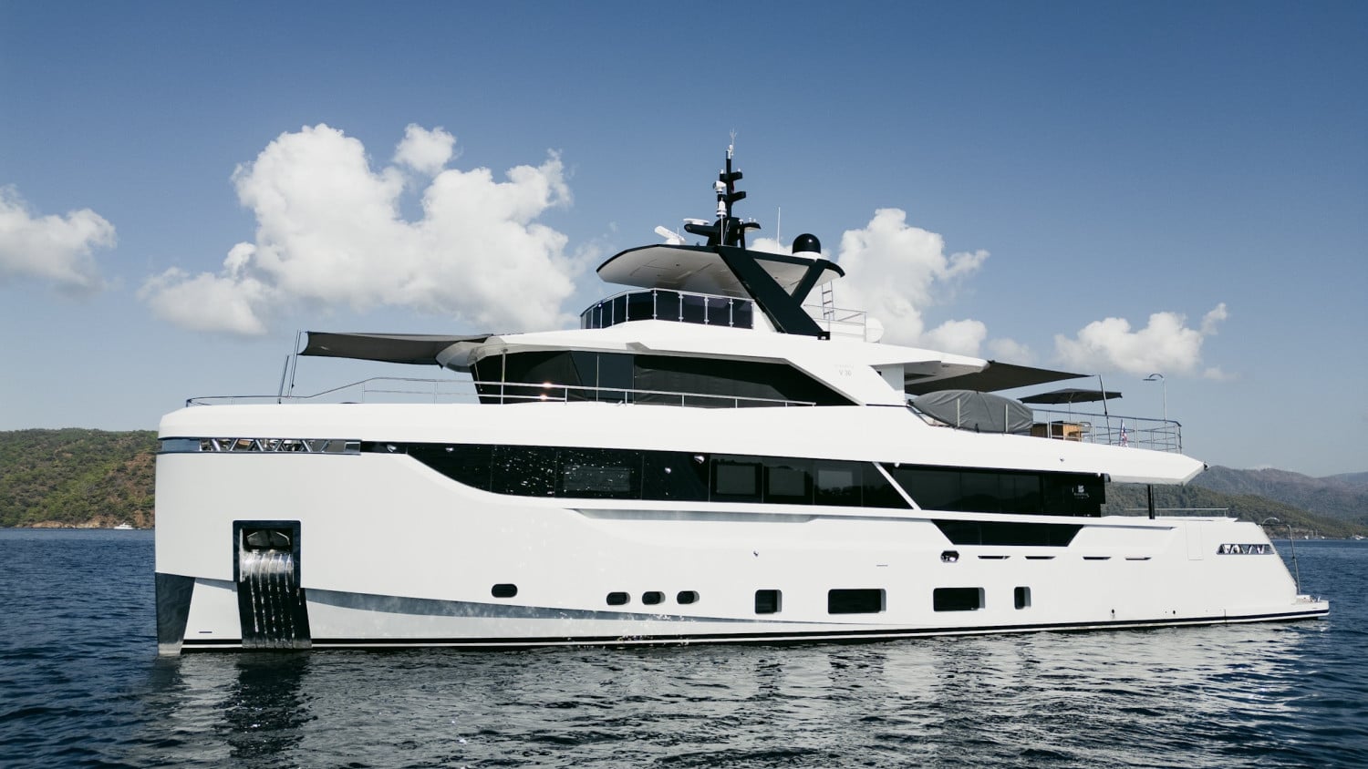 EBYSHİNE — 2023 Blaundus V30