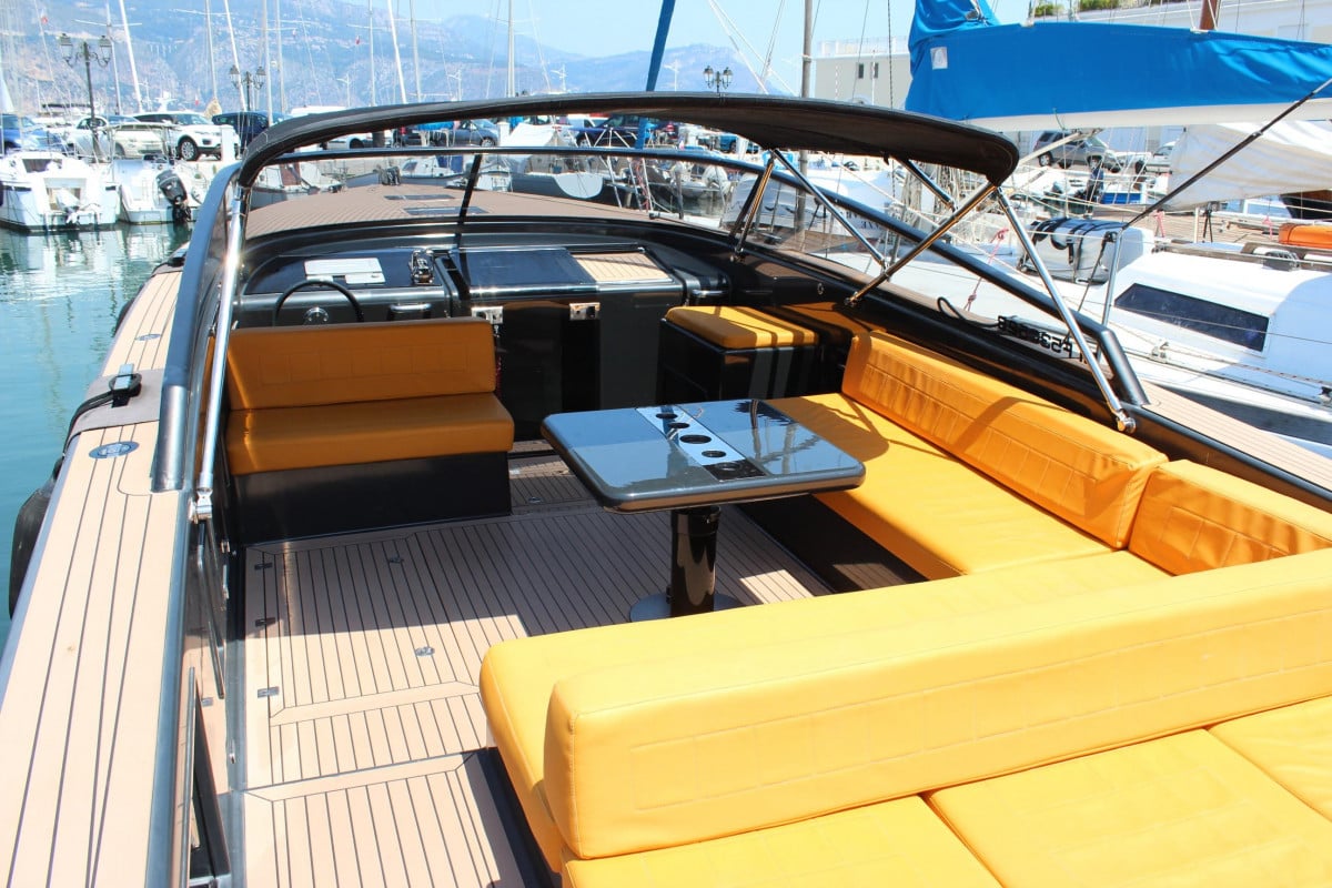 2011 VanDutch 40 — photo 1
