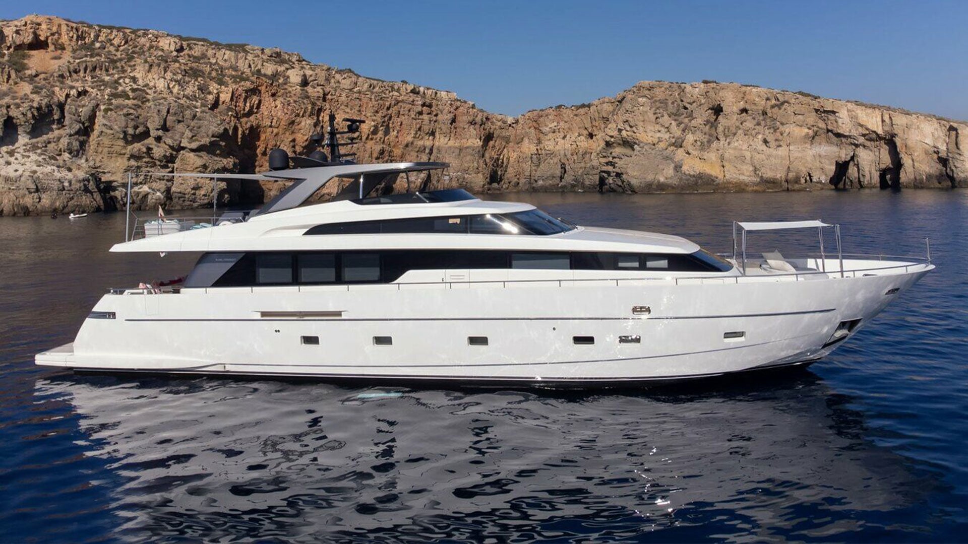 29m Sanlorenzo motor yacht Vittoria I sold